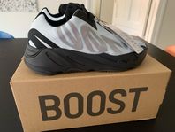 Yeezy 700 MNVN blue tint US9 DSWT