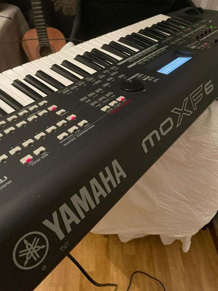 Yamaha moXF6 keyboard 