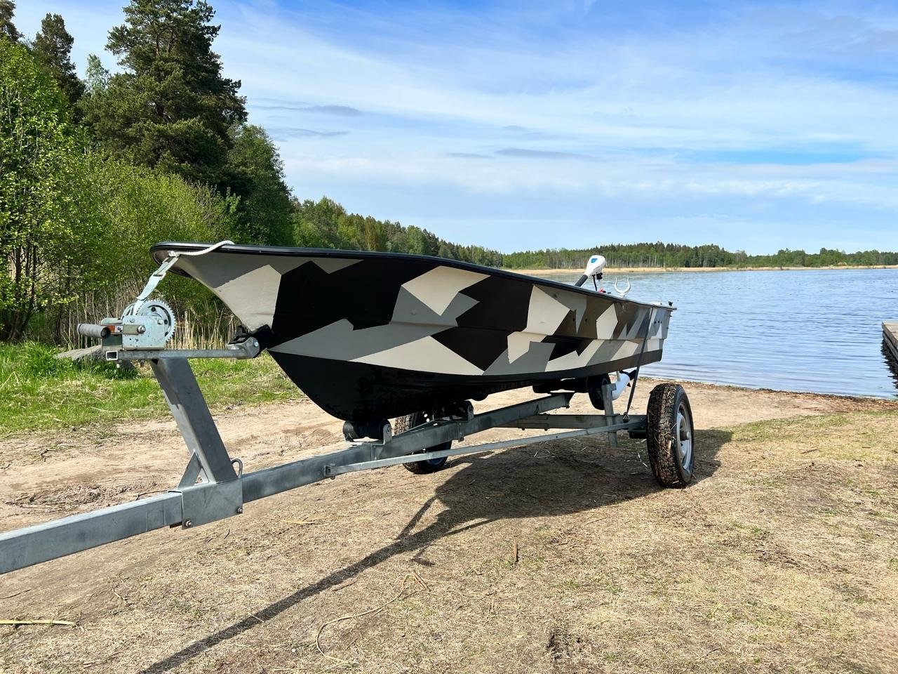 Eka/roddbåt med trailer och e...