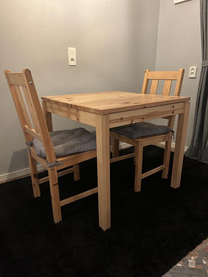 Bord med praktisk förvaring