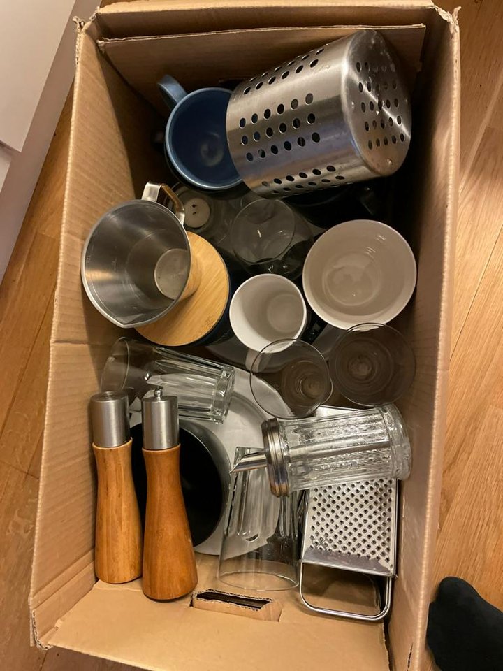 Låda med köksprylar