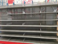 Butiksinredning / hyllor / fryser / handtruck / kassaband