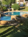 Radhus, pool och hav i Costa Blanca