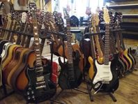 Vänster och vanliga gitarrer Olika storlekar