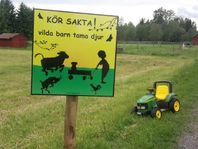 Lekande barn skyltar kampanj 2021