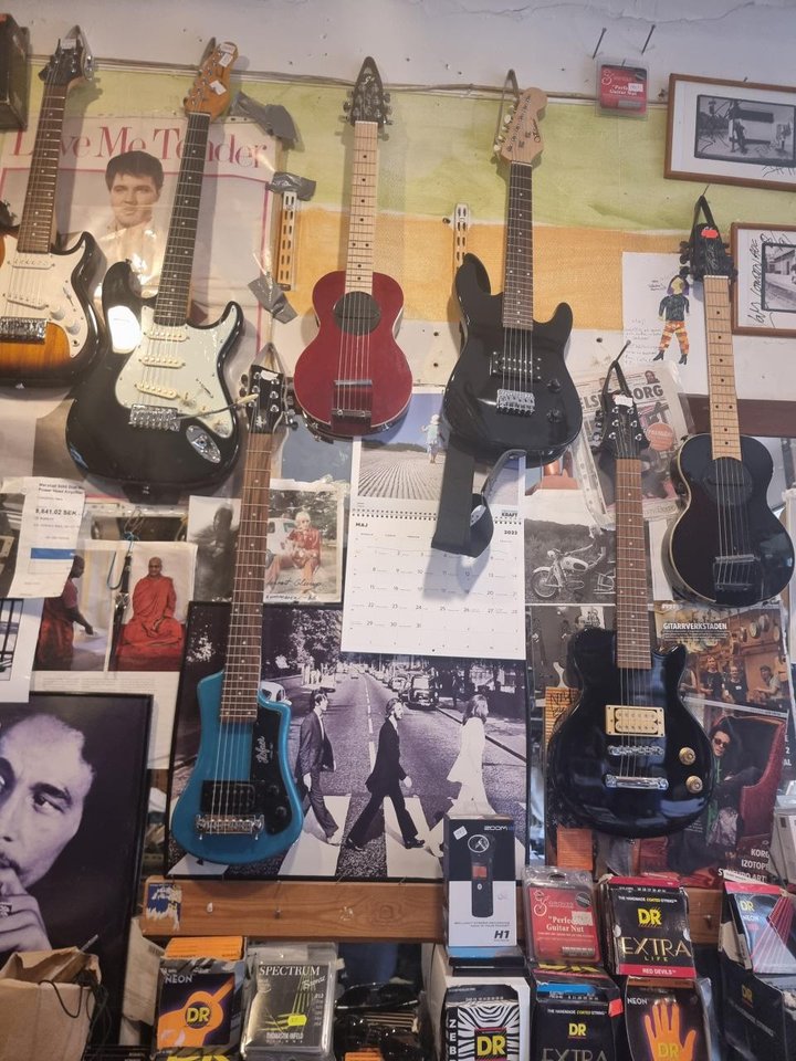 Mindre gitarrer Olika storlek...