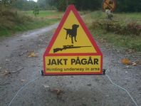 Flyttbar skylt Jakt Pågår med symboler