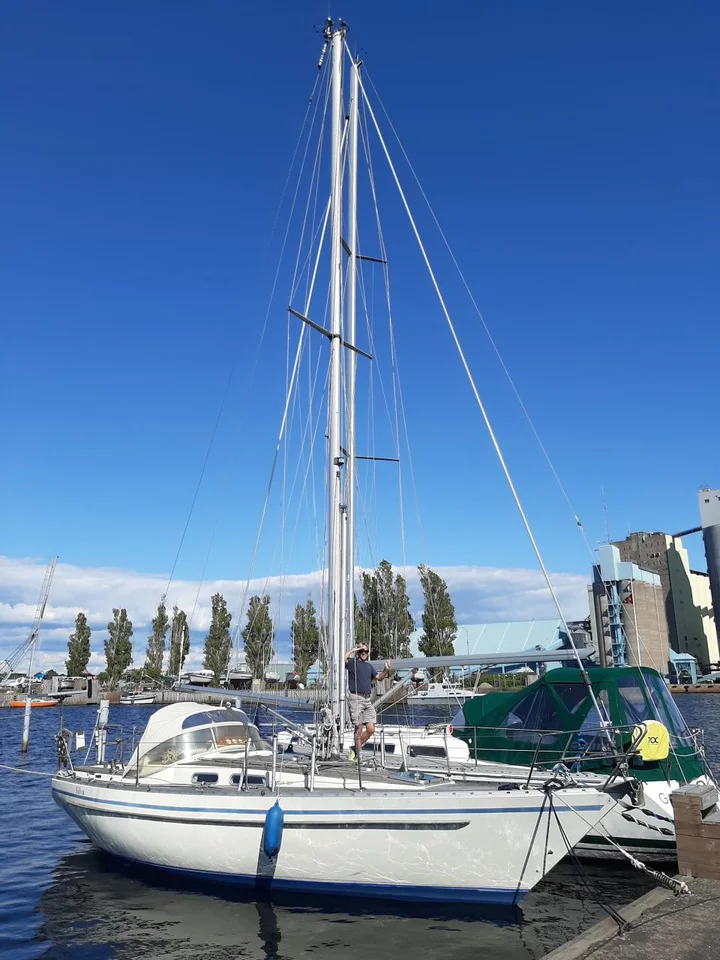Forgus 321. Rejäl Orustbåt med rattstyrning och teakdäck image
