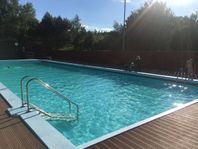 Pool, strand, bastu och mysig stuga för hela familjen!