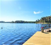 Modernt fritidshus, stor vacker tomt & egen brygga vid havet