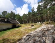 Charmigt stenhus från 1600-talet med tillgång till badplats