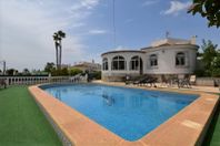 Renoverad villa 3 sovrum 2 badrum Privat pool Stor tomt Park