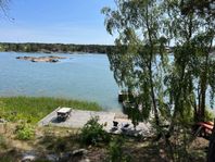 Stuga vid havet i St Annas skärgård med egen brygga och båt