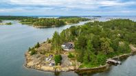 Stuga vid havet på ö i fantastisk skärgård