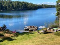 Modernt sommarhus m sjötomt.