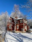 Charmig stuga med bra kommunikationer och skogen som granne