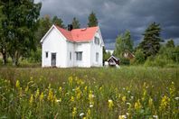 Renoverad villa med strandnära läge.