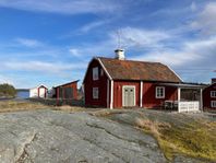 Stuga vid havet i skärgårdsby