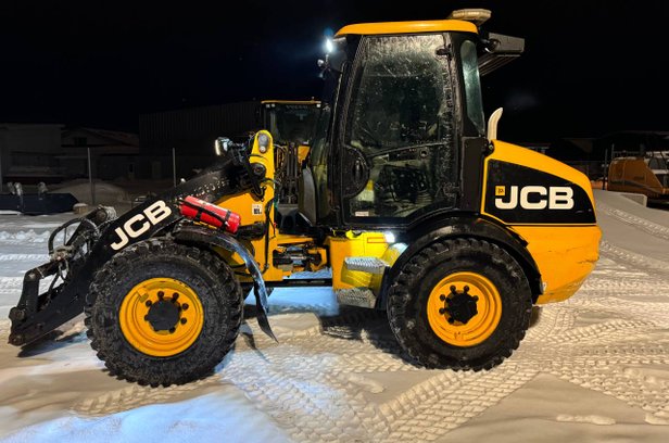 JCB 409 / C-Smörj / BSS / AC / 40 km/t säljes i Vadstena | Blocket