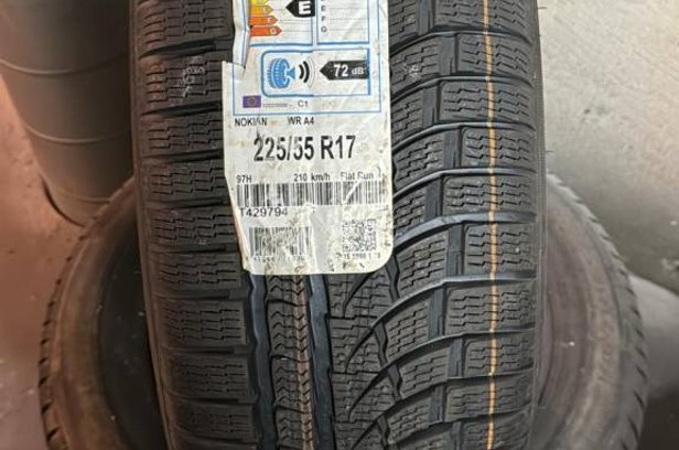 Nokian WR A4 225/55 R17 97H säljes i Halmstad - såld eller borttagen