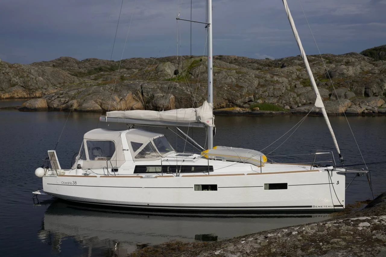 Beneteau Oceanis 38 | 2016 image