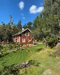 Naturnära fritidshus med egen brygga utanför Askersund