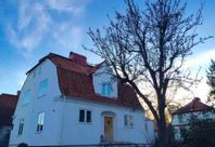 Hus nära centrum. Lugnt område nära stranden, natur, stan…