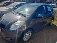 Toyota Yaris 5-dörrar 1.3 VVT-i  Ny besiktigad.s+v.däck