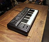 Begagnad Roland SH-09 analog Monosynt hos Musikbörsen