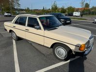 Mercedes-Benz W123 200 Besiktigad Drag Taklucka