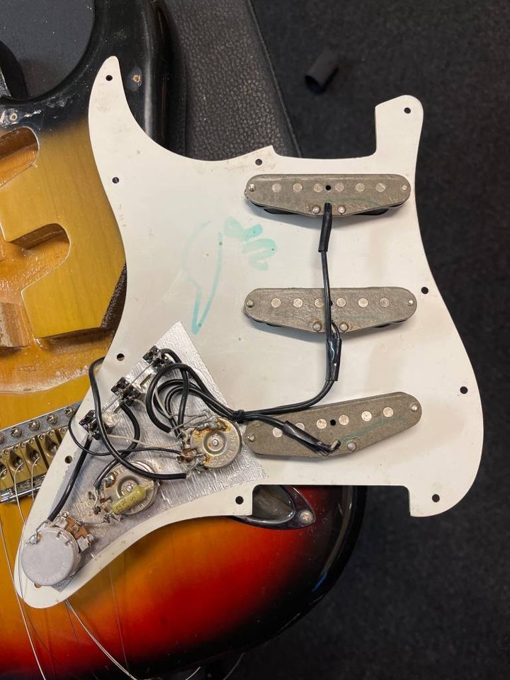 Fender Stratocaster -75 elgit...