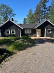 Hus vid havet i Gryts skärgård med egen brygga