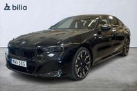 BMW 550 e xDrive M Sport Pro Innovation B&W Drag Pano Travel