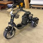 Elscooter med batteri och laddare