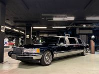 Lincoln Town Car Limousine St. Tropez Limo