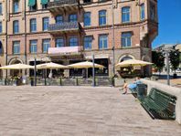 Restaurang med stor uteservering på Sundstorget