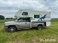 Pickup Dodge RAM 3500 med camper Fleetwood Caribou