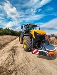 JCB Fastrac 8330 med NC Skogsagri trailer