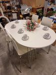 matgrupp bord 4 stolar vit med silverben modernt