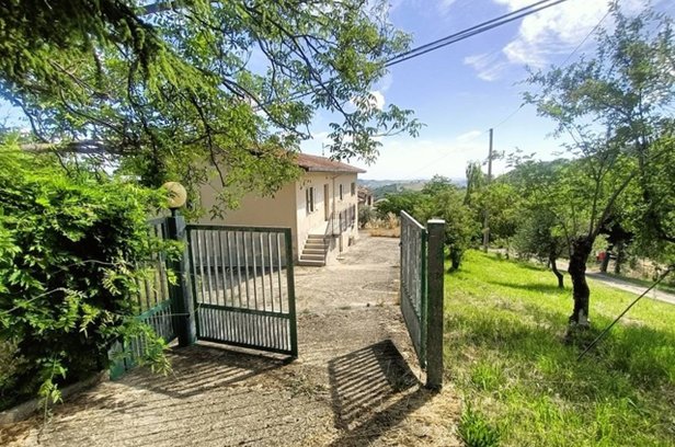 Montebello di Bertona säljes i Italien Blocket