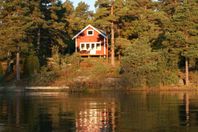 Stuga på Kallsö i Sankt Anna skärgård 40 m från havet.