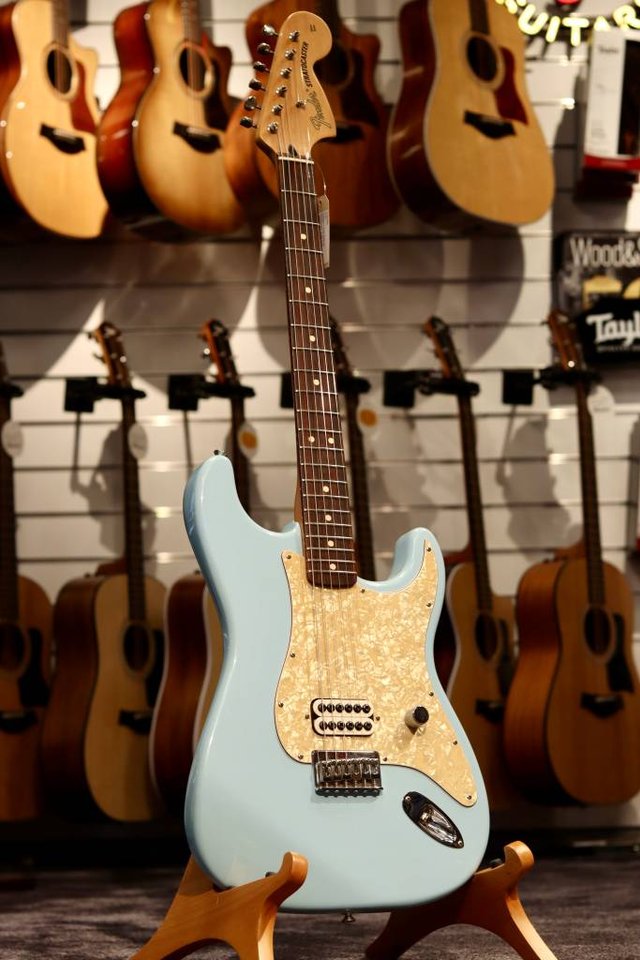 Fender Tom Delonge Stratocast...