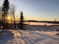 Lungt och vacker beläget med utsikt över havet