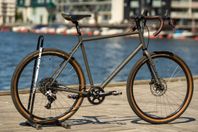 Gravel Pilen Grus 650 stl L - kromolystålram, Brooks Cambium