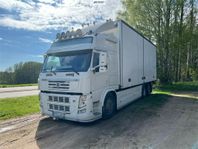 Volvo FM 6x2 Skåpbil med öppningsbar vänstersida och bakgave