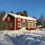 Rymligt och charmigt mellan backe och spår