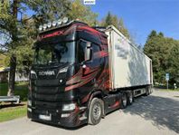 Scania S580 Next Generation dragbil med Vangs flistrailer