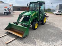 Traktor John Deere 3520 med lastare och redsk