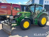 Traktor John Deere 6110R med plog och spridar