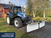 Traktor New Holland TS100A 4WD med vikplog och sandspridare